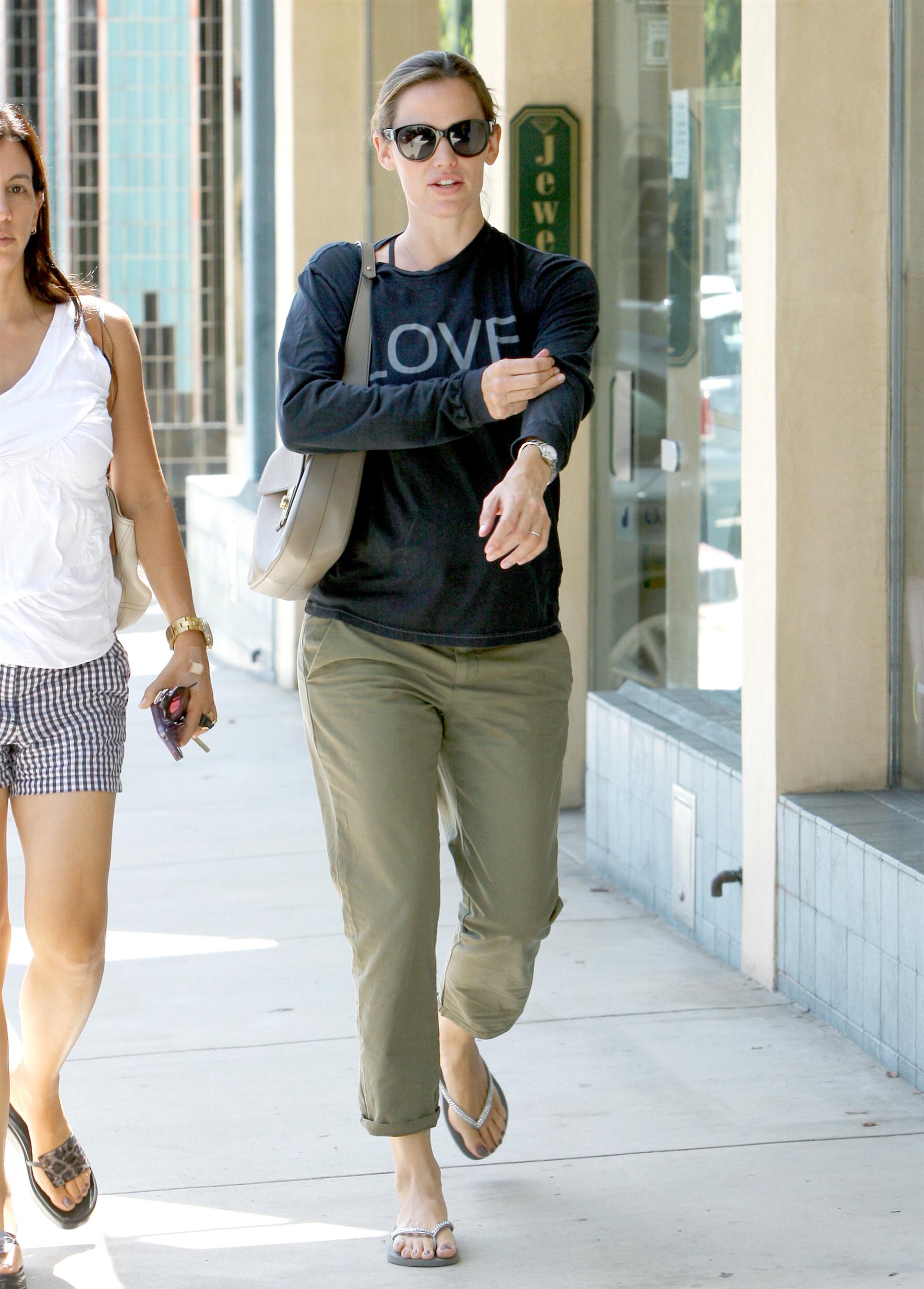 Jennifer Garner wearing a long sleeve t-shirt | Picture 65684